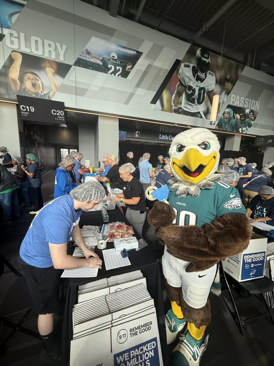 Swoop with union members packing meals