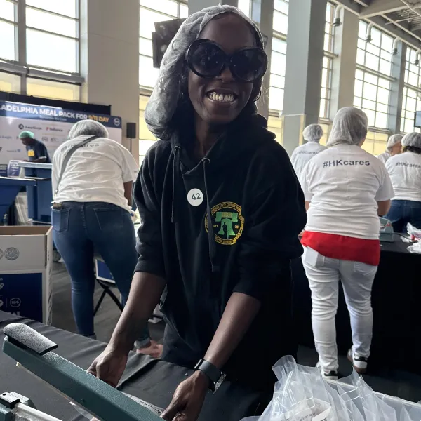 DC 33 member packing a meal box