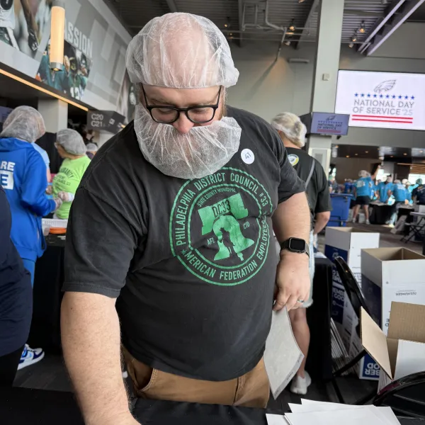 DC 33 member packing meals